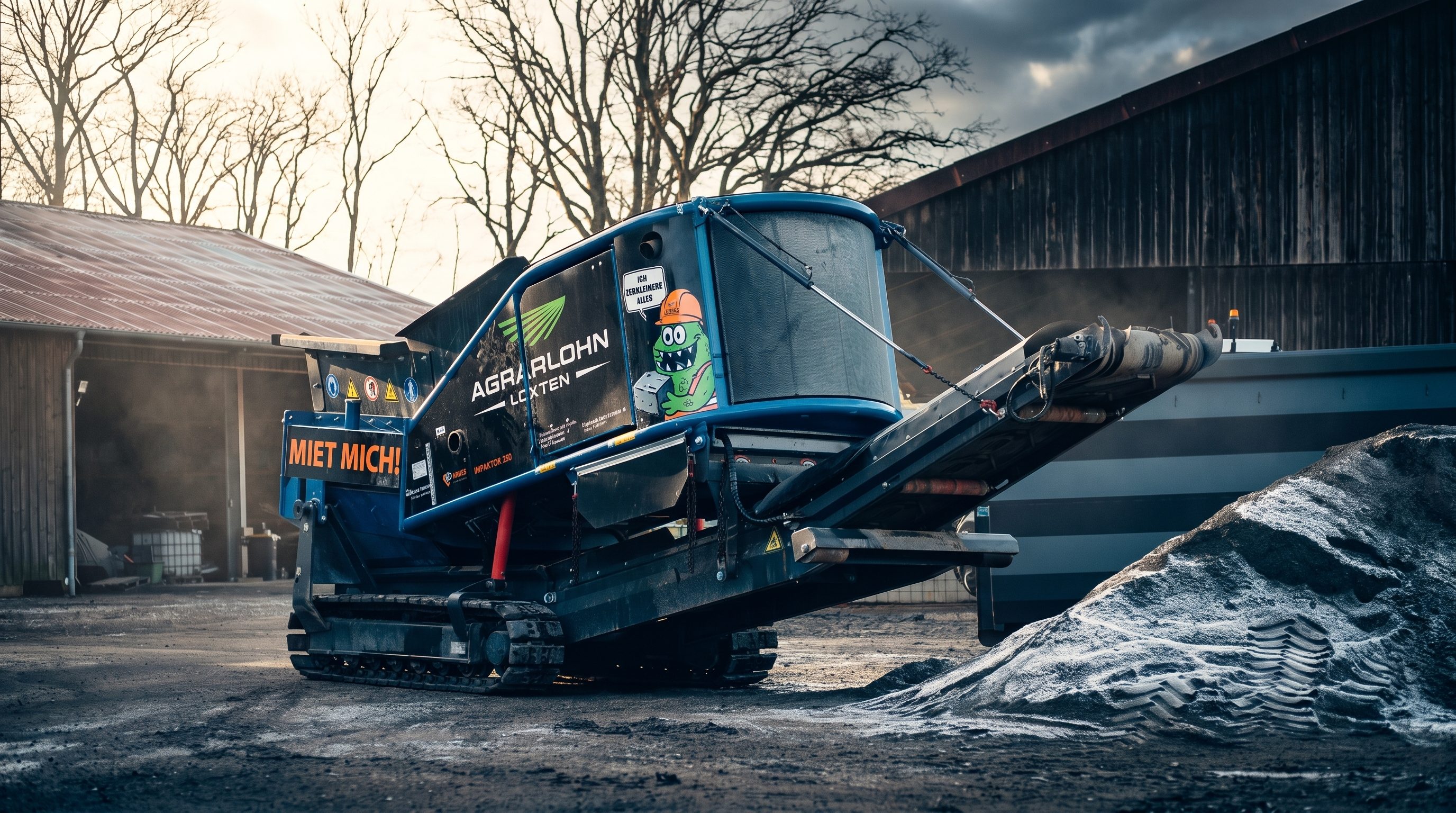 Impaktor 250 Brecher von Agrarlohn Loxten am Schutthaufen auf dem Hof