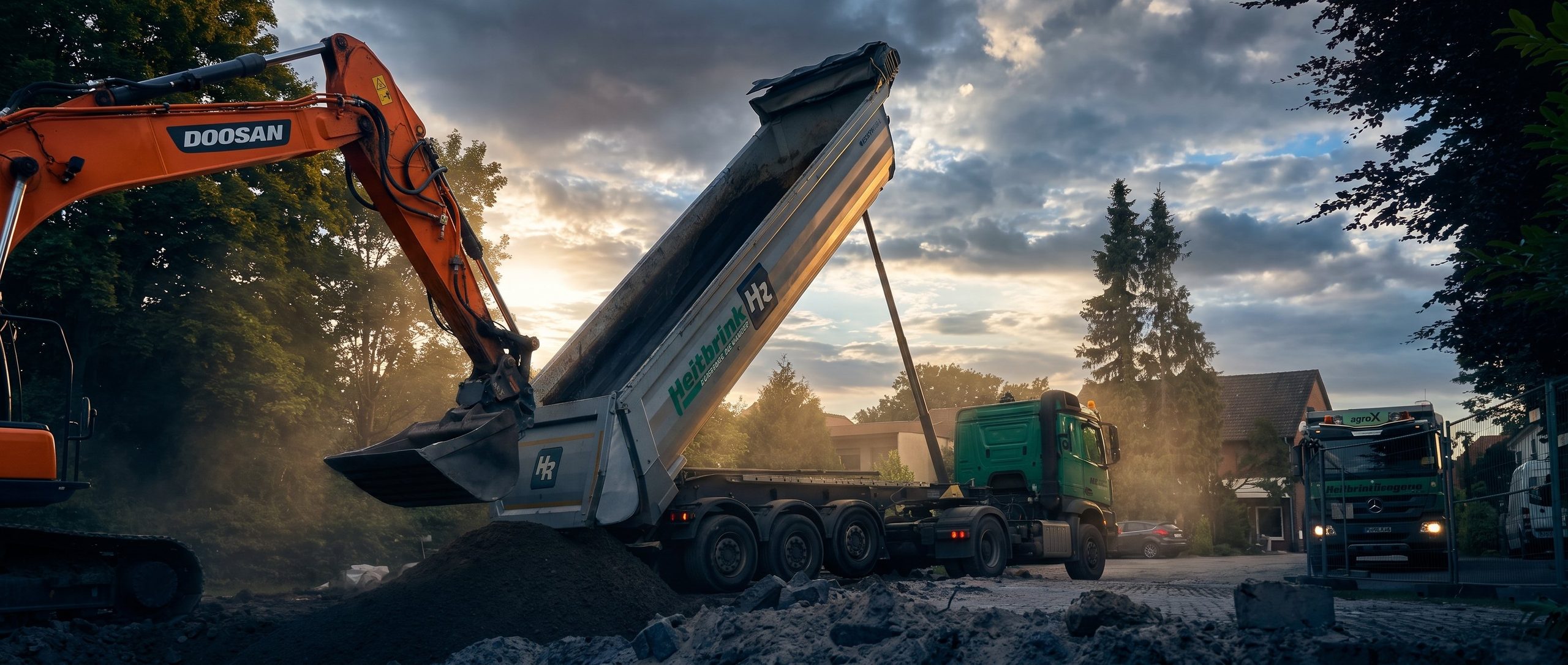 Heitbrink-Sattelkipper kippt Schüttgut auf der Baustelle ab