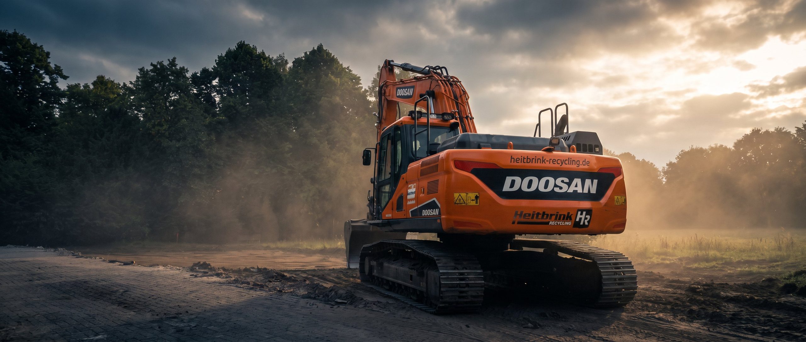 Doosan-Bagger in der Nahaufnahme auf dem Hof