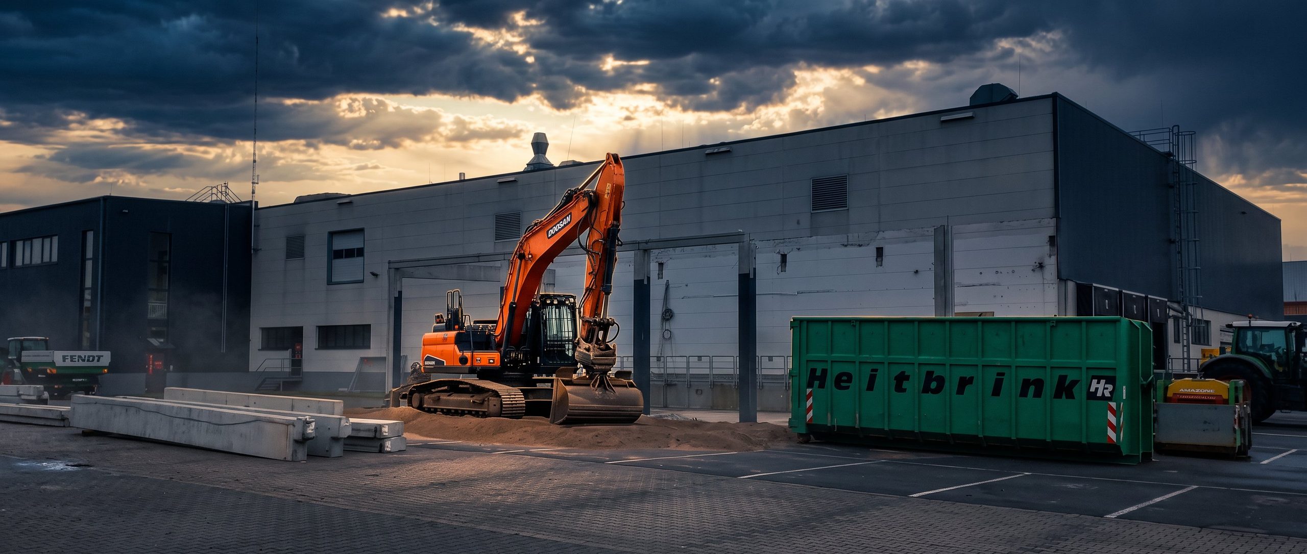 Bagger und Heitbrink-Container auf dem Betriebshof