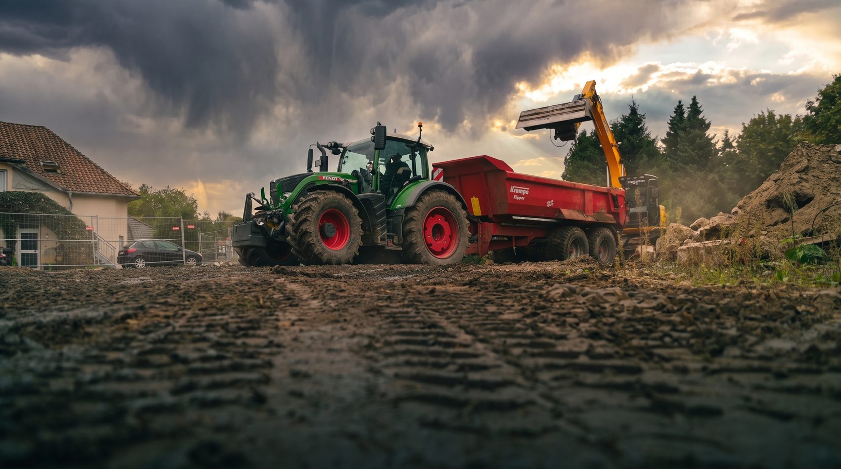 Traktor mit Muldenkipper auf einer Erdbaustelle im Wohngebiet