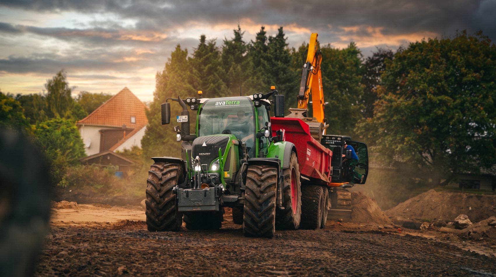 Traktor mit Muldenkipper und Bagger beim Erdtransport
