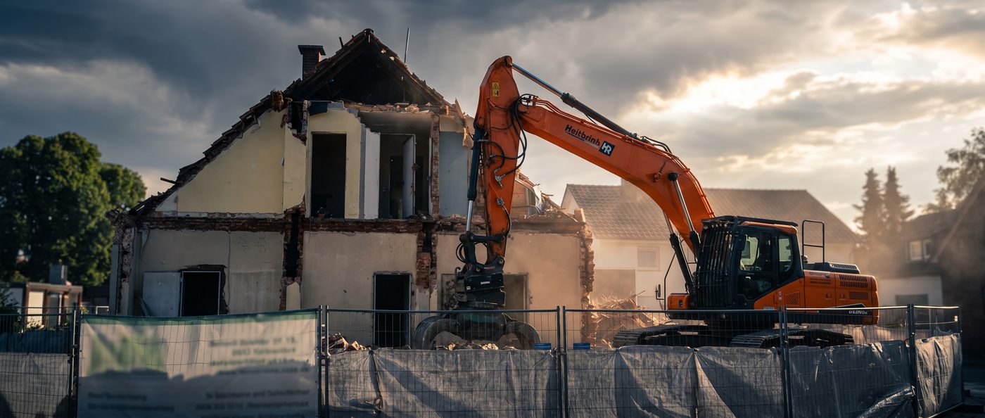 Bagger beim Rückbau eines Gebäudes
